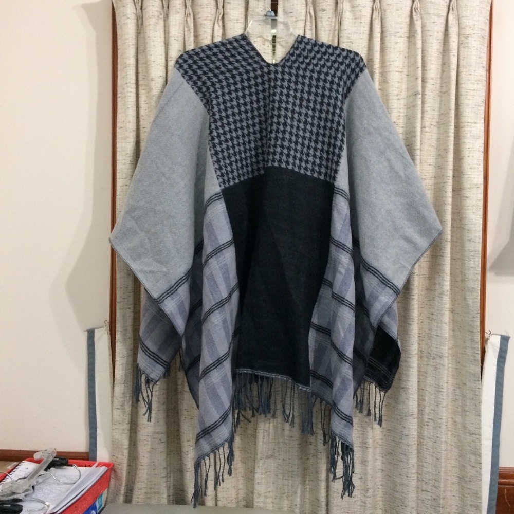 Collection Eighteen Fringed Ruana Wrap - Picture 7 of 10
